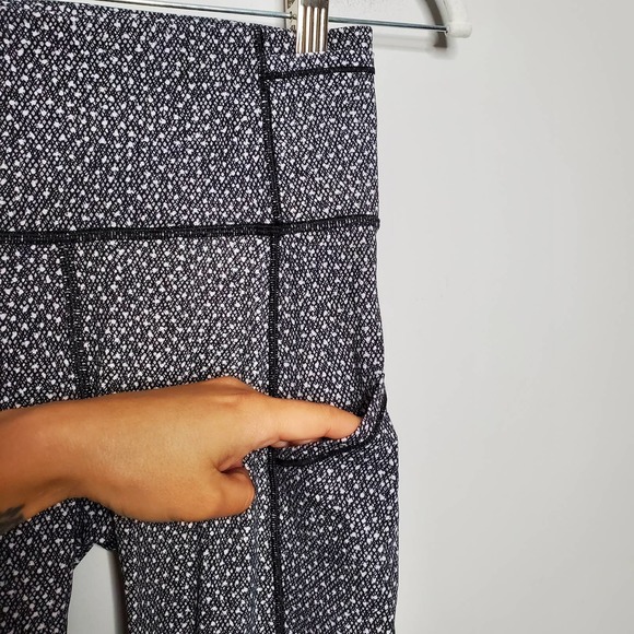 LULULEMON • White Black Frozen Fizz Fast & Free 7/8 Leggings Sz 4 - Picture 4 of 8